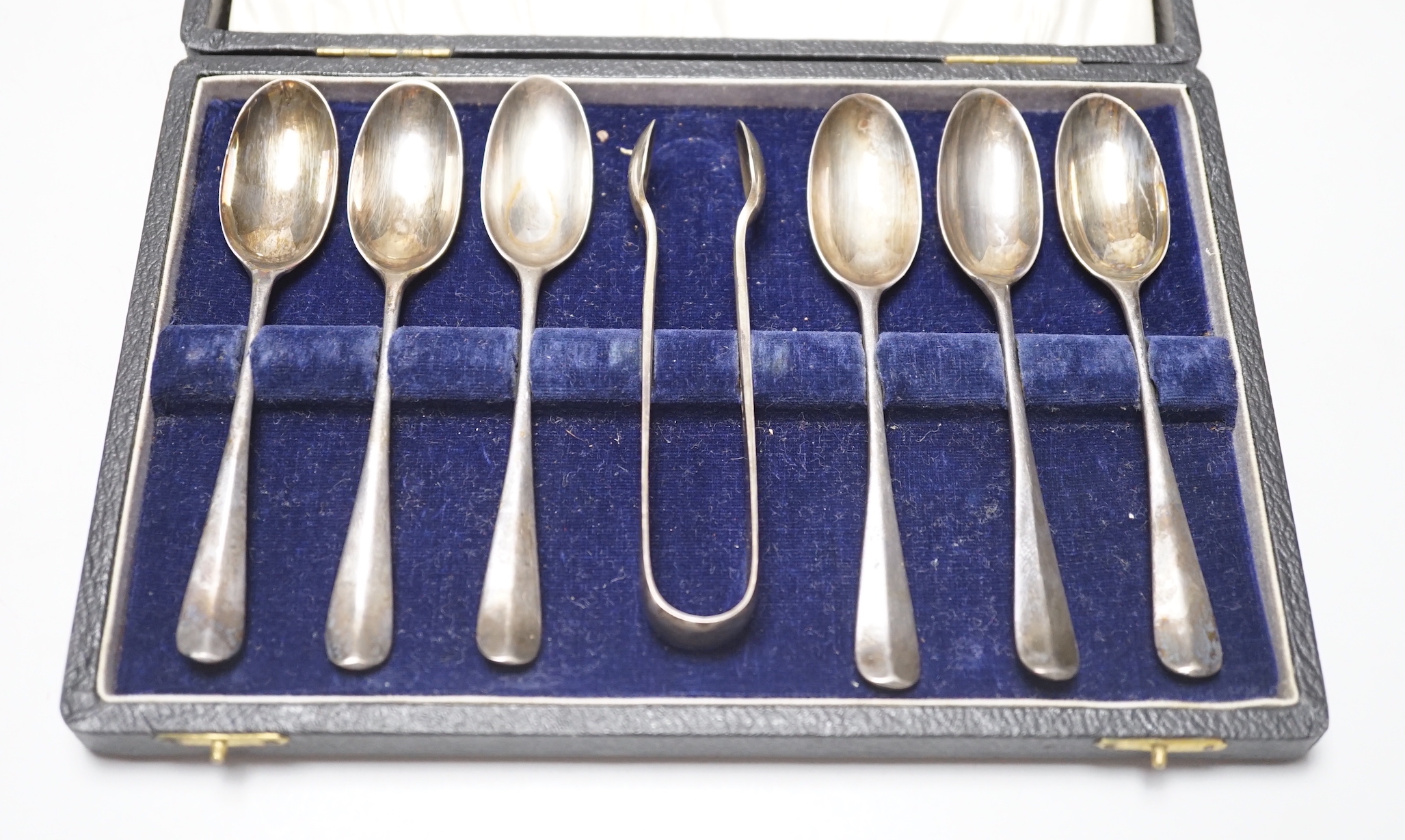 A set of six Edwardian silver Hanoverian pattern teaspoons and matching tongs, cased, London, 1907.